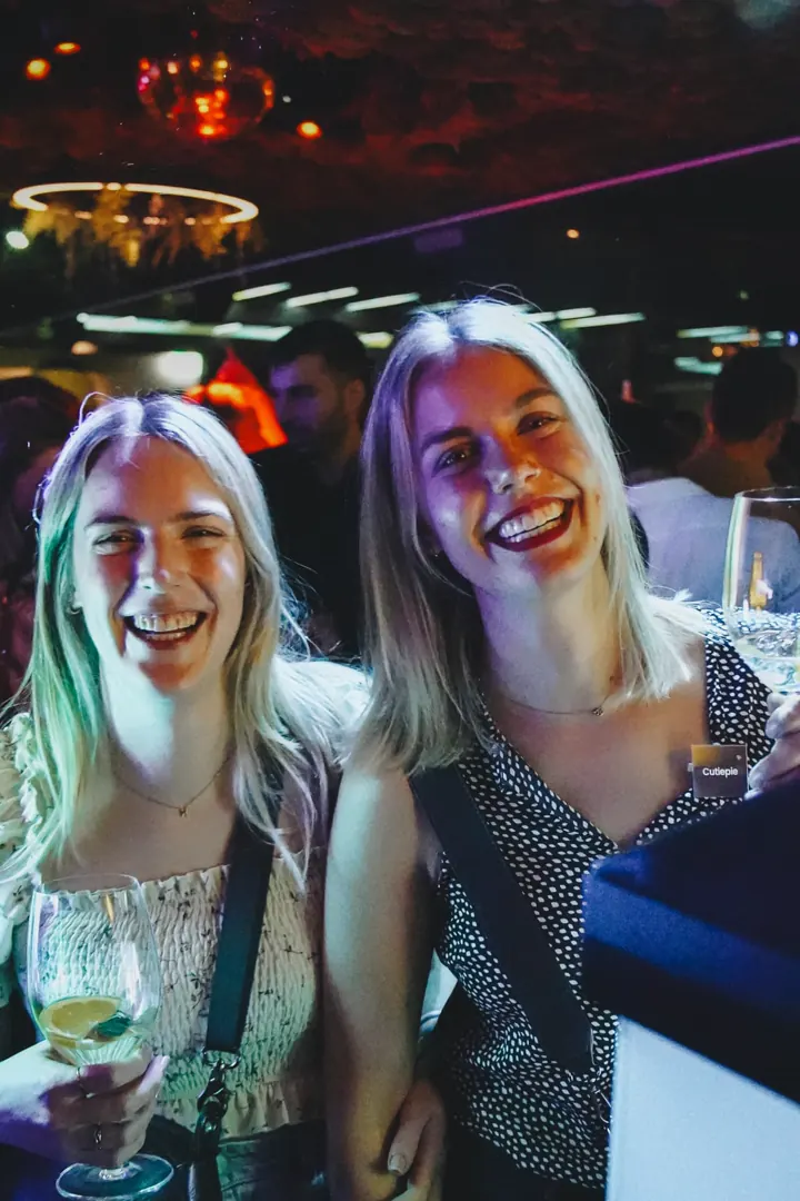 Zwei lachende Gäste bei einem noii Event