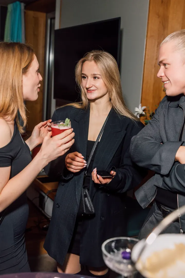 Drei Singles im Gespräch bei einem noii Event