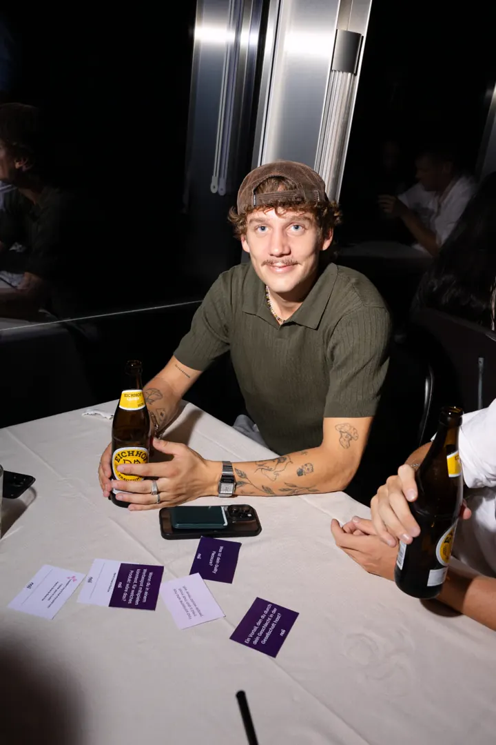 Single mit Icebreaker-Karten bei einem noii Event